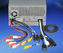 <b>2V / 6 声道音频预设输出</b>
借助 3 组 RCA 输出，可以随意添加功率放大器以打造更强大、精密的音频系统。另外，可以针对超低音扬声器启用独立的音量控制装置，因此可以随时根据个人喜好添加低音电平输出，而不必考虑其他声道的输出电平。