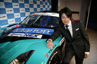 レースカーと近藤真彦監督