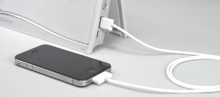 音楽再生OFF時には内蔵バッテリーからスマートフォン等への充電も可能です。